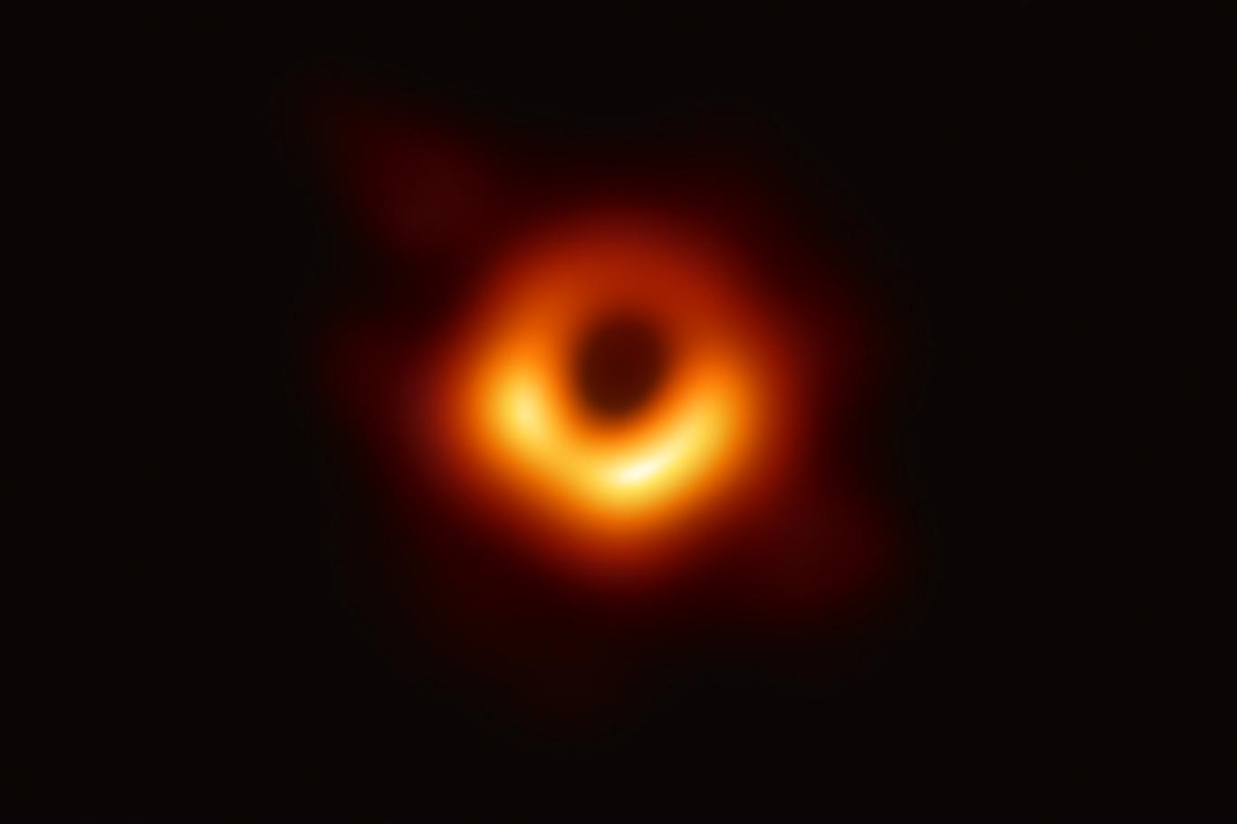 İlk kez "kara deliğe" ait görüntü elde edildi